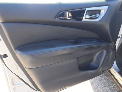 Used 2019 Nissan Pathfinder SV image 13