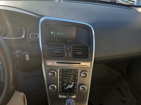Used 2016 Volvo XC60 T6 w/ Proximity Package FWD image 18