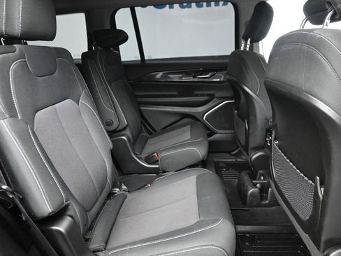 Used 2022 Jeep Grand Cherokee L Laredo w/ Luxury Tech Group I AWD/4WD image 8
