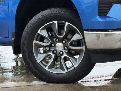 Used 2025 Chevrolet Silverado 1500 LT AWD/4WD image 3