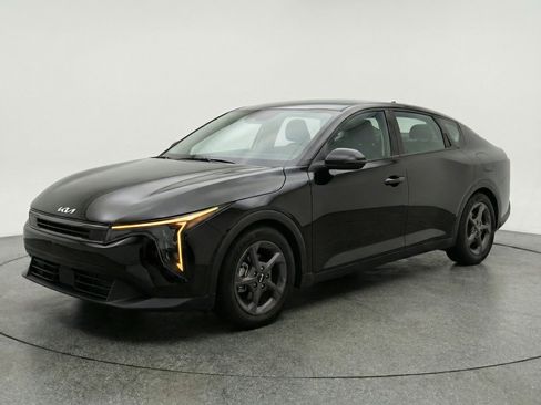 Used 2025 Kia K4 FWD image 3