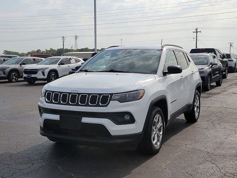 Used 2024 Jeep Compass Latitude AWD/4WD image 2