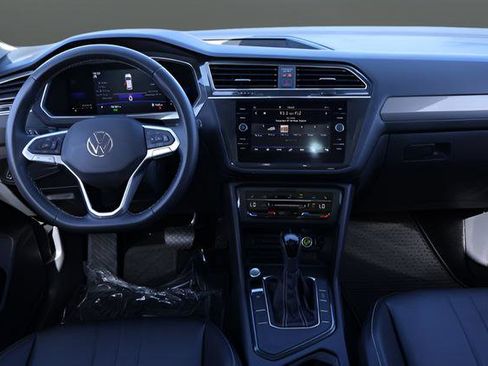 Certified 2023 Volkswagen Tiguan SE FWD image 17