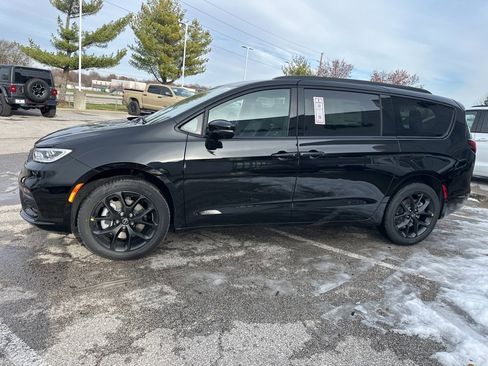 New 2026 Chrysler Pacifica Limited image 17