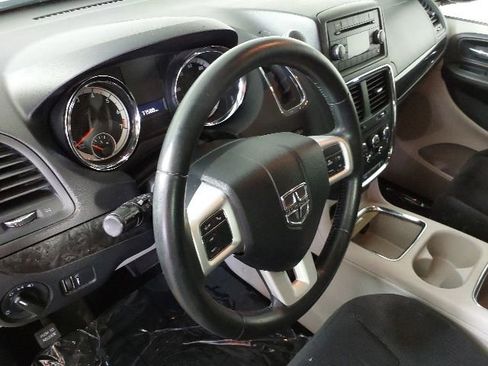 Used 2014 Dodge Grand Caravan SXT w/ UConnect Hands-Free Group FWD image 10