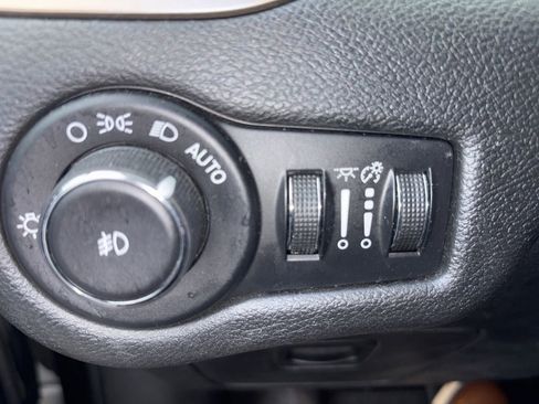 Used 2016 Jeep Cherokee Limited FWD image 18