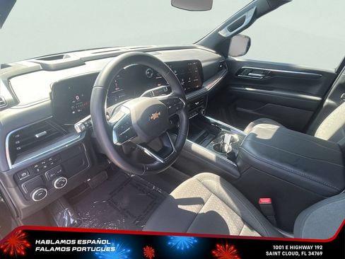 Used 2025 Chevrolet Suburban LS RWD image 15