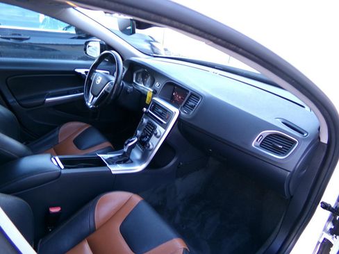 Used 2018 Volvo V60 T5 Cross Country w/ Convenience Package image 40