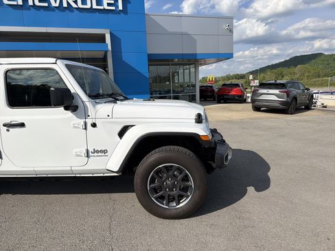 Used 2023 Jeep Gladiator Overland AWD/4WD image 2