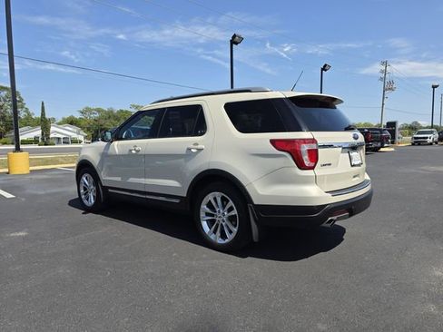 Used 2018 Ford Explorer XLT w/ Equipment Group 202A FWD image 11