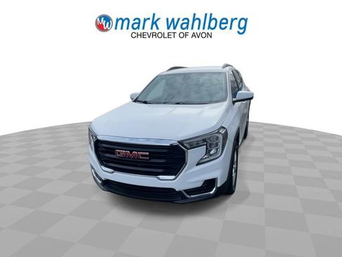 Certified 2024 GMC Terrain SLE w/ Driver Convenience Package FWD image 3