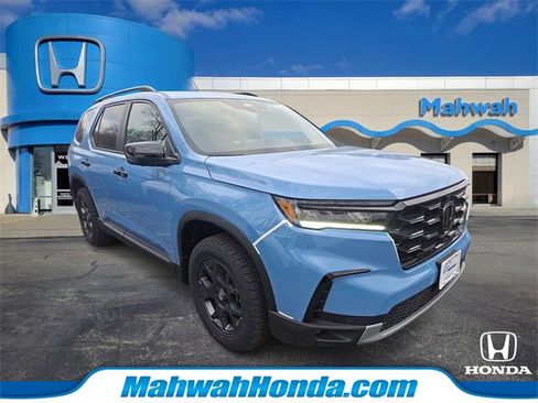 New 2025 Honda Pilot TrailSport image 2