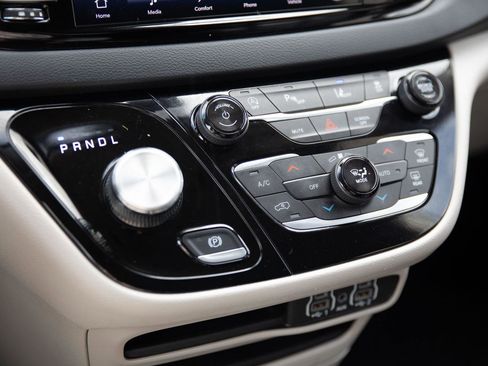 Used 2024 Chrysler Pacifica Touring-L FWD image 15