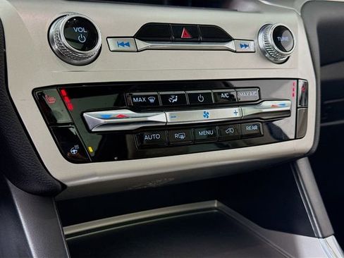 Used 2022 Ford Explorer XLT w/ Equipment Group 202A image 15