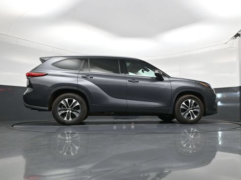 Used 2021 Toyota Highlander XLE FWD image 23