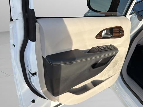 Used 2024 Chrysler Pacifica Limited image 17