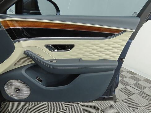 Certified 2020 Bentley Flying Spur W12 image 25