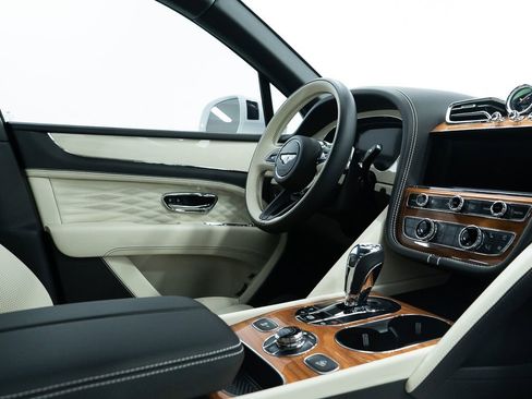 Used 2024 Bentley Bentayga Extended Wheelbase AWD/4WD image 28