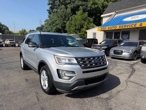 Used 2016 Ford Explorer XLT w/ Equipment Group 202A AWD/4WD image 2