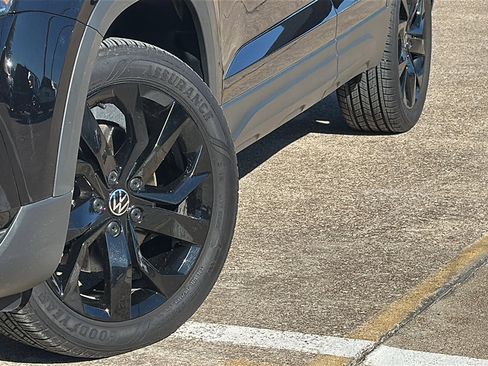 Used 2024 Volkswagen Taos SE w/ MDO Package image 3