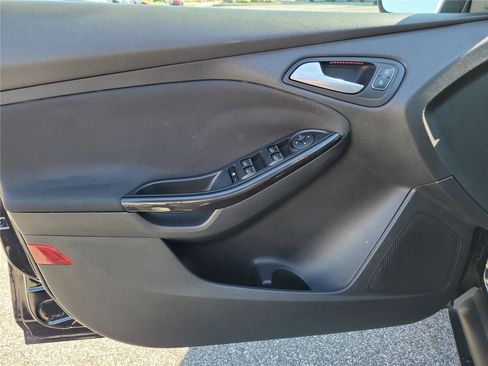 Used 2017 Ford Focus Titanium FWD image 20
