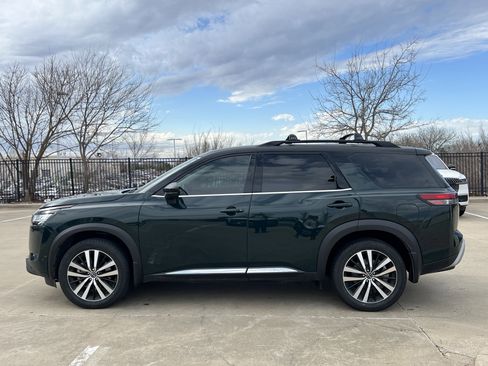 Used 2024 Nissan Pathfinder Platinum image 4