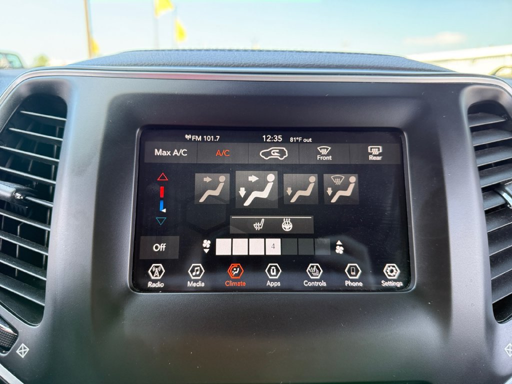 Used 2021 Jeep Cherokee Latitude Plus AWD/4WD image 28