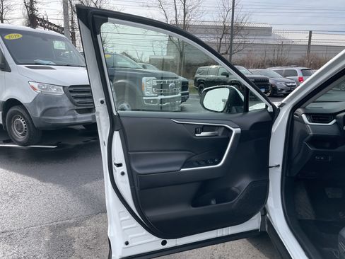 Used 2025 Toyota RAV4 XLE image 37