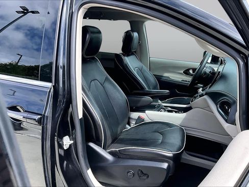 Used 2023 Chrysler Pacifica Limited FWD image 9