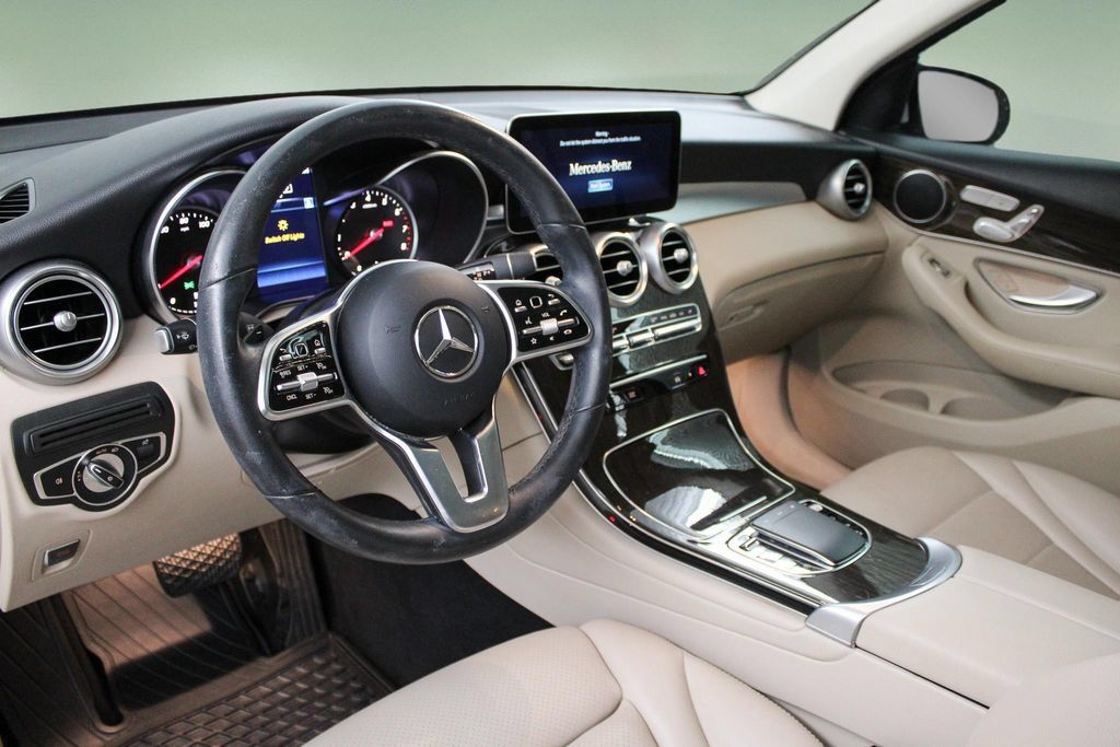 Used 2022 Mercedes-Benz GLC 300 image 2