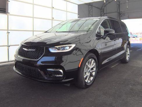 Used 2024 Chrysler Pacifica Touring-L AWD/4WD image 5