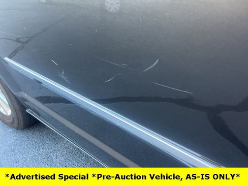 Used 2015 Chrysler Town & Country Touring image 6