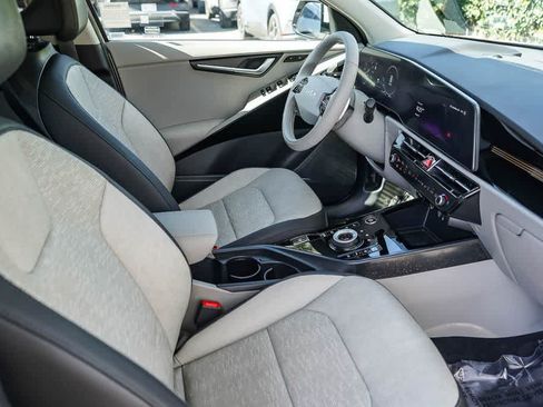 Used 2024 Kia Niro Wave w/ Wave Preserve Package FWD image 17