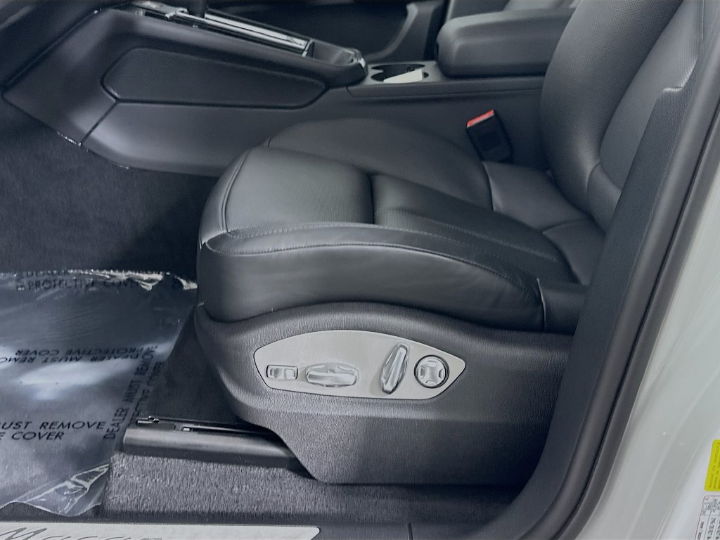 Certified 2025 Porsche Macan AWD/4WD image 22