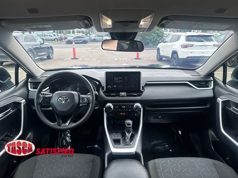 Used 2025 Toyota RAV4 XLE AWD/4WD image 11