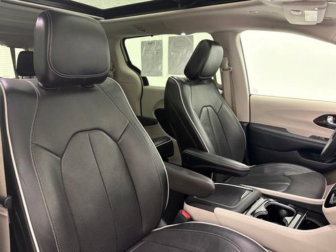 Used 2023 Chrysler Pacifica Limited FWD image 37