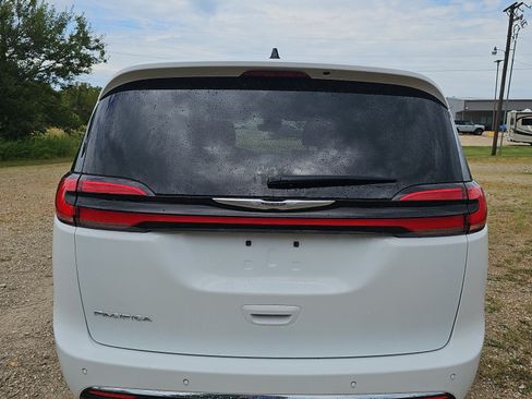 Used 2023 Chrysler Pacifica Touring-L FWD image 5