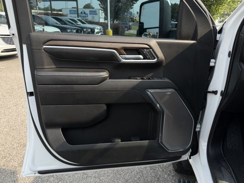 Used 2024 Chevrolet Silverado 2500 High Country w/ High Country Premium Package AWD/4WD image 9