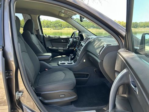 Used 2011 GMC Acadia SLE FWD image 18