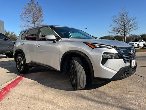 Used 2025 Nissan Rogue SV image 4