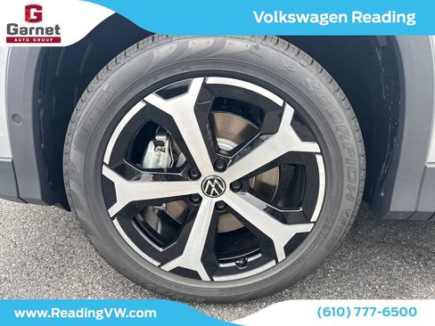 New 2025 Volkswagen Tiguan SE image 9