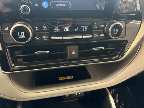 Used 2024 Toyota Highlander XLE AWD/4WD image 46