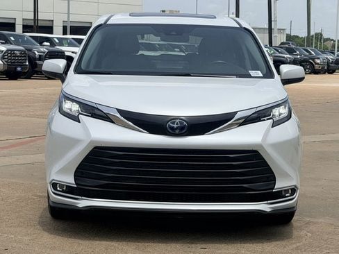 Used 2023 Toyota Sienna XLE FWD image 3