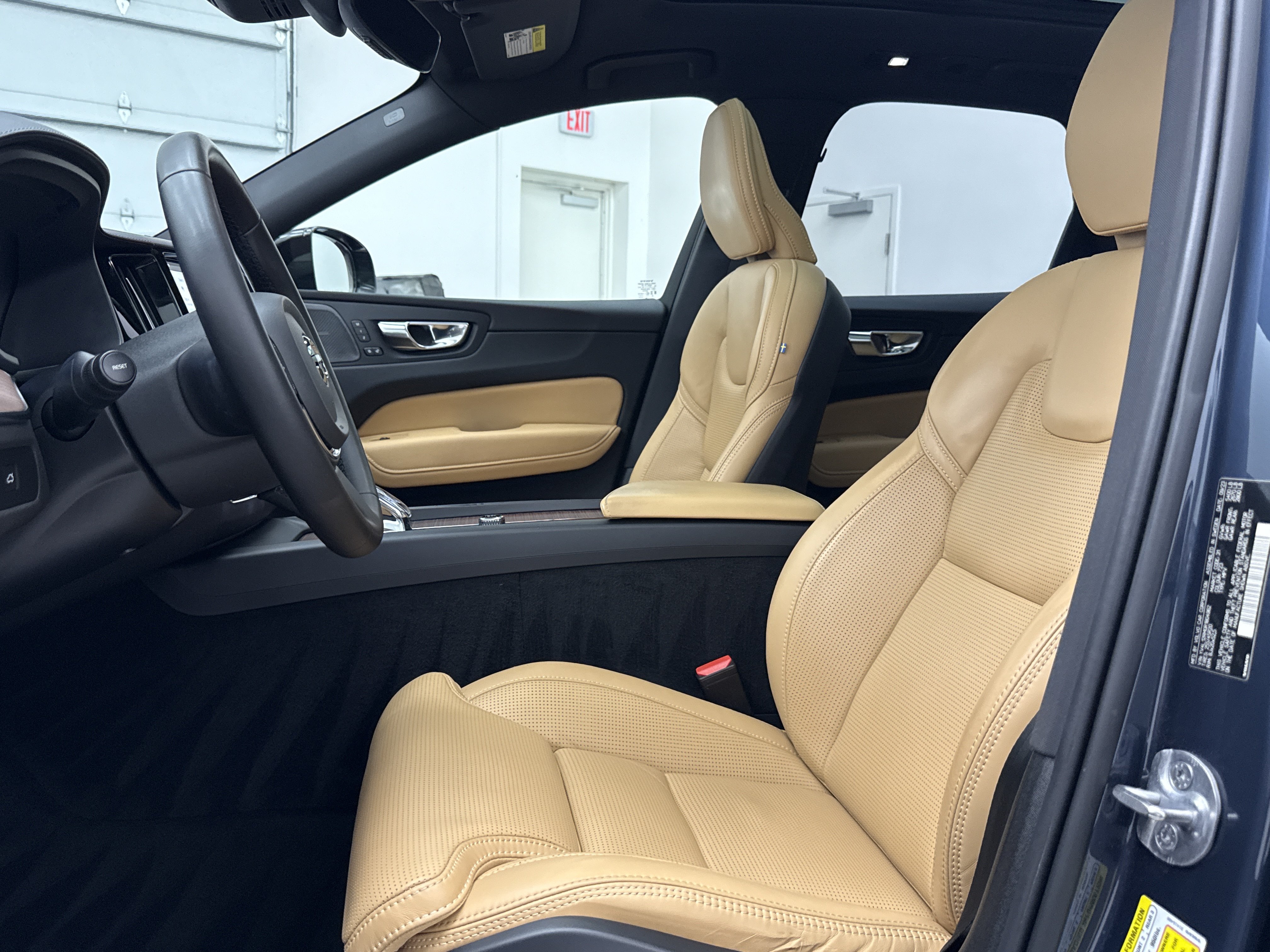 Certified 2024 Volvo XC60 B5 Ultimate w/ Protection Package Premier AWD/4WD image 12