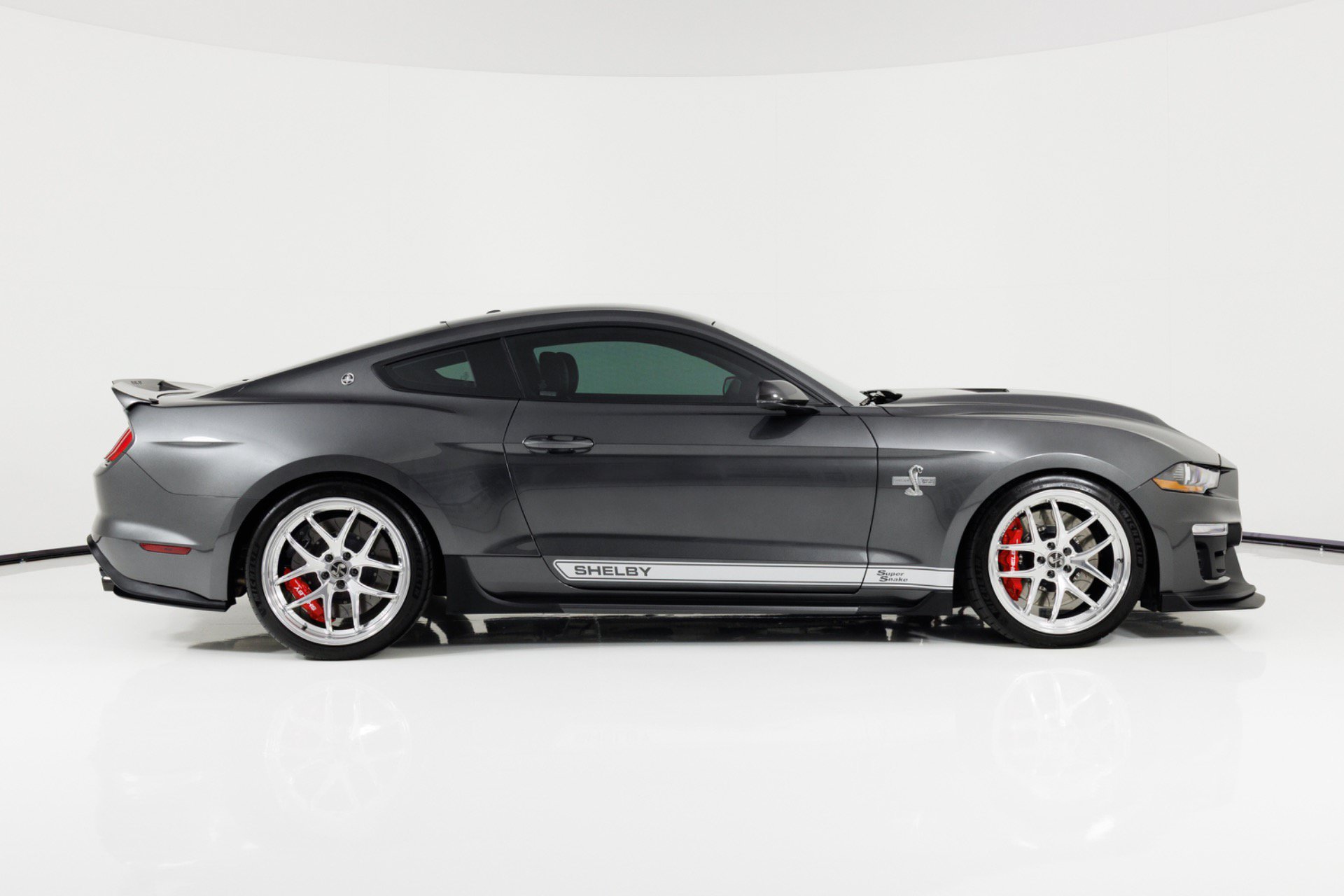 Used 2019 Ford Mustang GT Premium w/ GT Performance Package RWD image 2