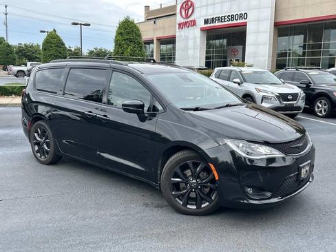 Used 2018 Chrysler Pacifica Limited w/ Advanced Safetytec Group FWD image 2