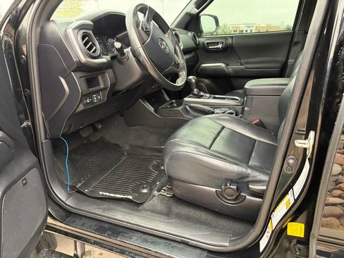 Used 2019 Toyota Tacoma TRD Sport w/ TRD Premium Sport Package AWD/4WD image 17