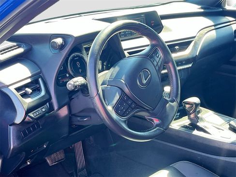 Used 2022 Lexus UX 200 image 9