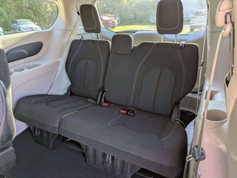 Used 2023 Chrysler Voyager LX image 16