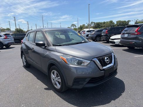 Used 2020 Nissan Kicks S image 1